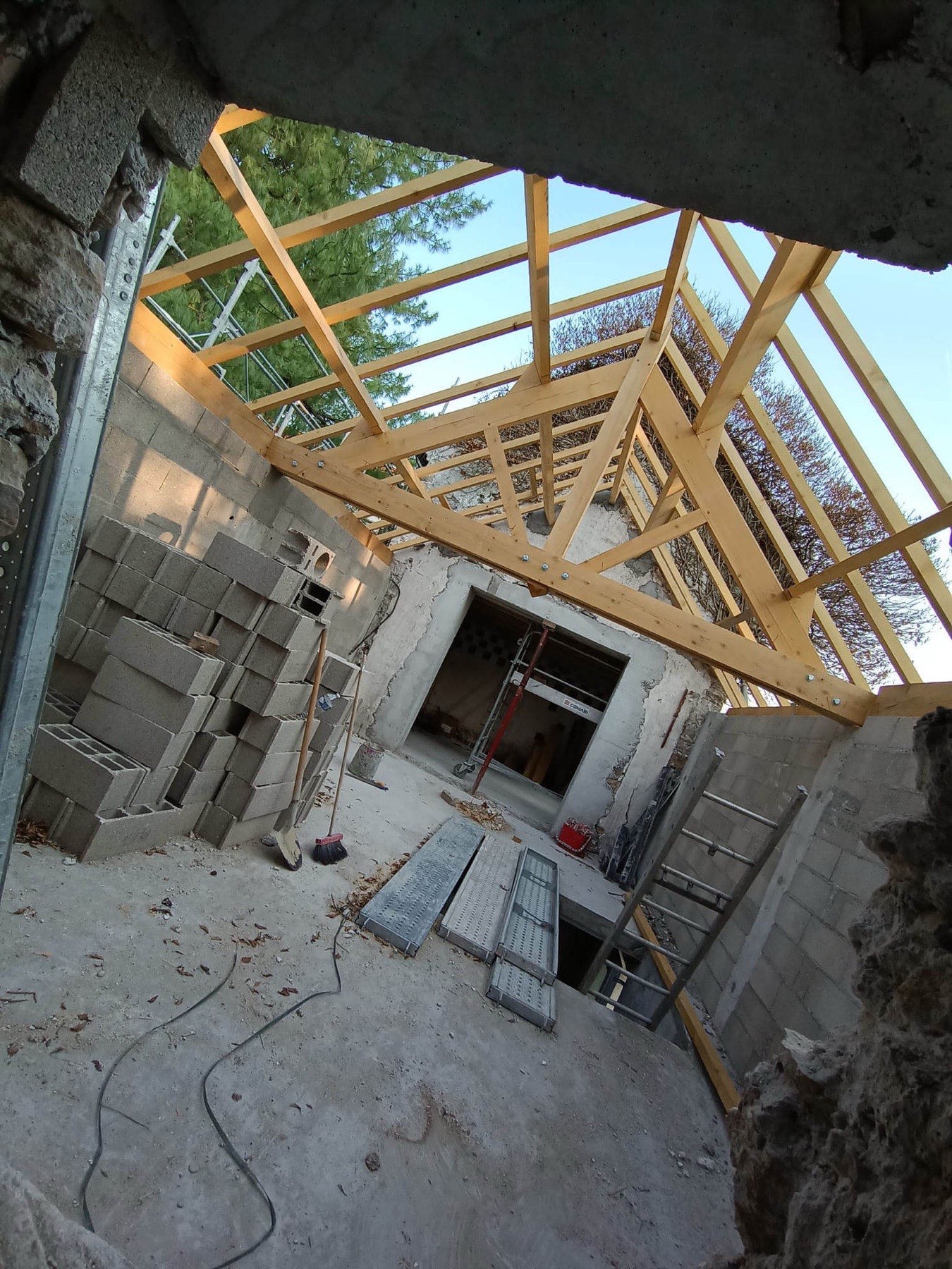 Charpente neuve vue de l'intérieur, avant couverture